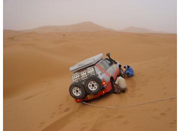 MAROC: Plantage dans les dunes de Merzouga